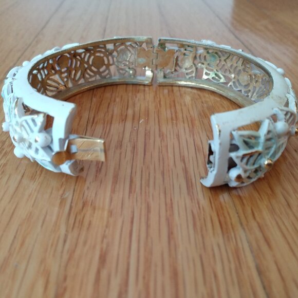 Vintage Bangle Bracelet Hinged Floral Openwork Painted White Pastel Gold Tone - Picture 6 of 13